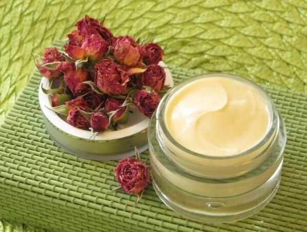Grass cream na may kulay -rosas na tubig